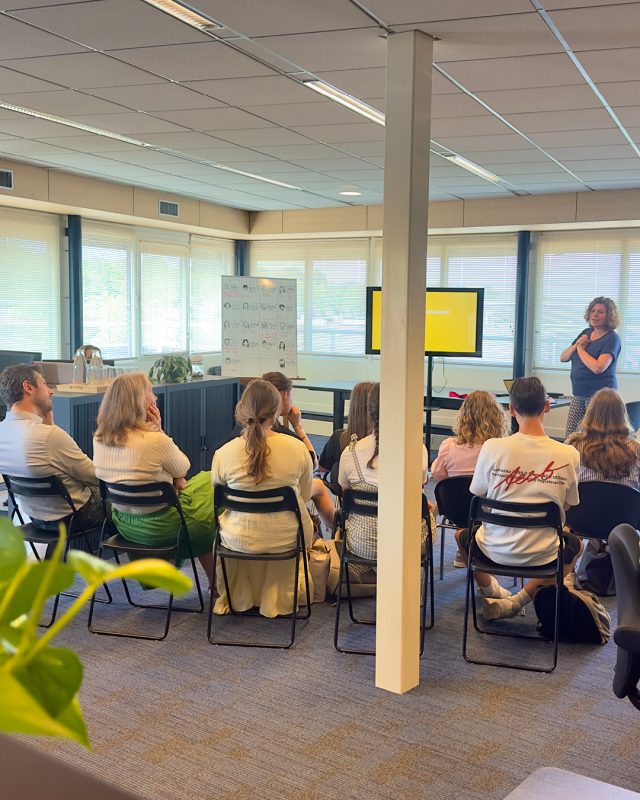 TOEKOMSTMAKERS // Vorige week was een groep tweedejaars studenten van het @hoornbeeck_gouda  bij ons op bezoek. Elly gaf een inspirerende presentatie over het werkveld en wat zij kunnen verwachten als ze kiezen voor het profiel Marketing en Communicatie. Mooi om kennis te delen met de talenten van morgen!

#Reeuwijk #Bodegraven #BodegravenReeuwijk #Ontwerp #Drukkerij #GrafischVormgeving #StarReklame#StudentenBezoek #ToekomstMakers #HoornbeeckCollege